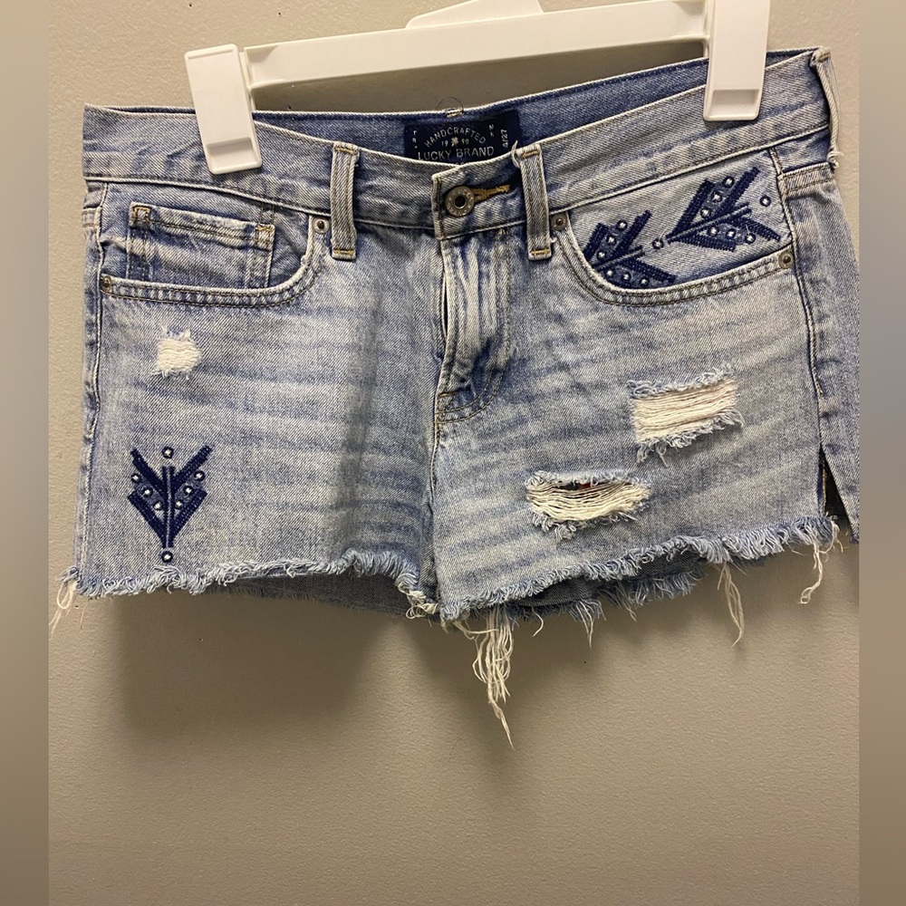 Size 4/27, no stains, non-smoker